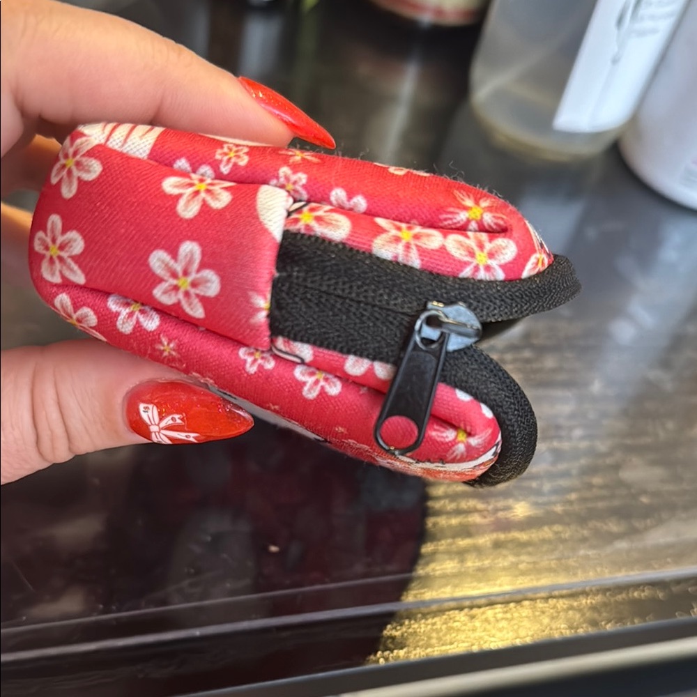 ❤️ Hello 🐱 Kitty Red Accessory Pouch - Picture 4 of 5